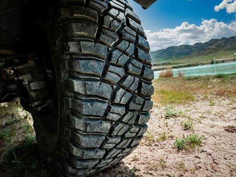 neumatico-4x4-en-ruta-de-tierra