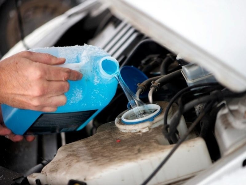 persona-pone-liquido-refrigerante-en-motor