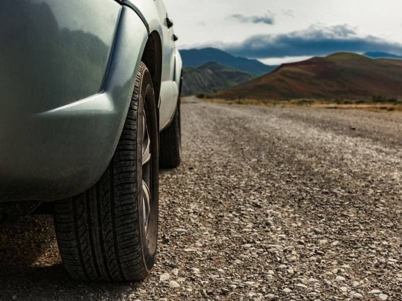 neumatico-de-auto-en-ruta