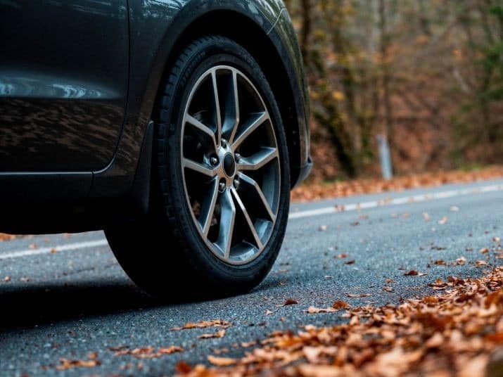 neumatico-de-auto-sobre-asfalto